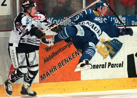 Der Rapperswiler Mathias Seger (links) laesst am Dienstag, 27. Januar 1998 im Spiel Rapperswil Jona - Ambri Piotta, Ambris Peter Jaks durch die Luefte fliegen. (KEYSTONE/Michele Limina)