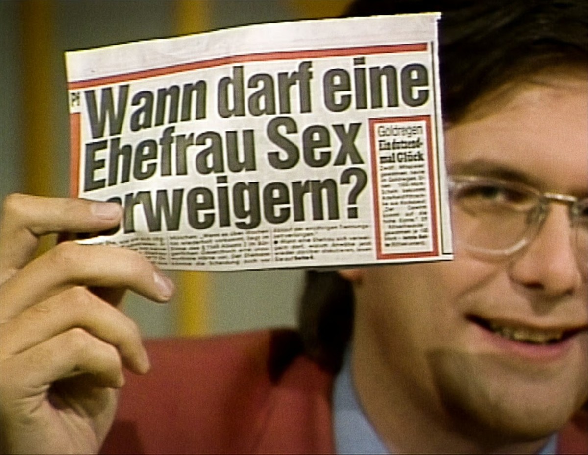 Harald Schmidt war einer der Fernsehmoderatoren, die mit sexistischen und misogynen Witzen Millionen erreichten. (via schweizheute.ch)
Archiv: WDR, Schmidteinander, 26.01.1992