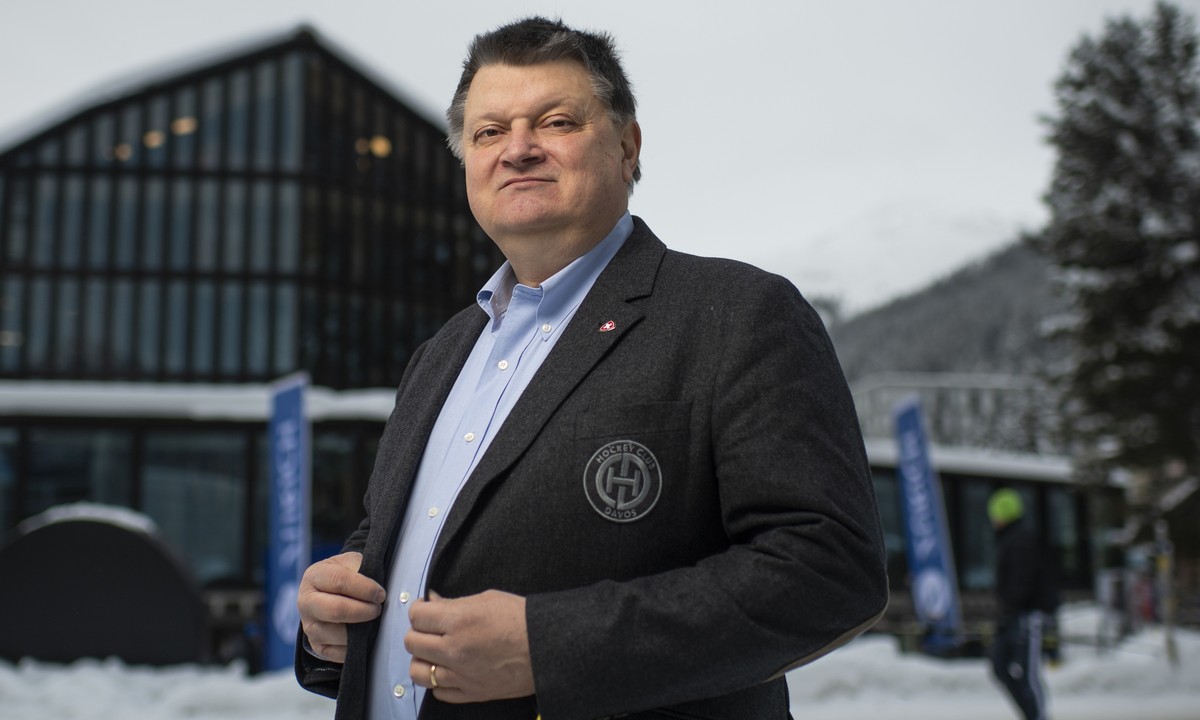 ARCHIV - ZUM KEYSTONE-SDA-TEXT UEBER DEN HC DAVOS-PRAESIDENTEN GAUDENZ DOMENIG STELLEN WIR IHNEN FOLGENDES BILD ZUR VERFUEGUNG - Gaudenz F. Domenig, president of HC Davos, poses at the 93th Spengler C ...