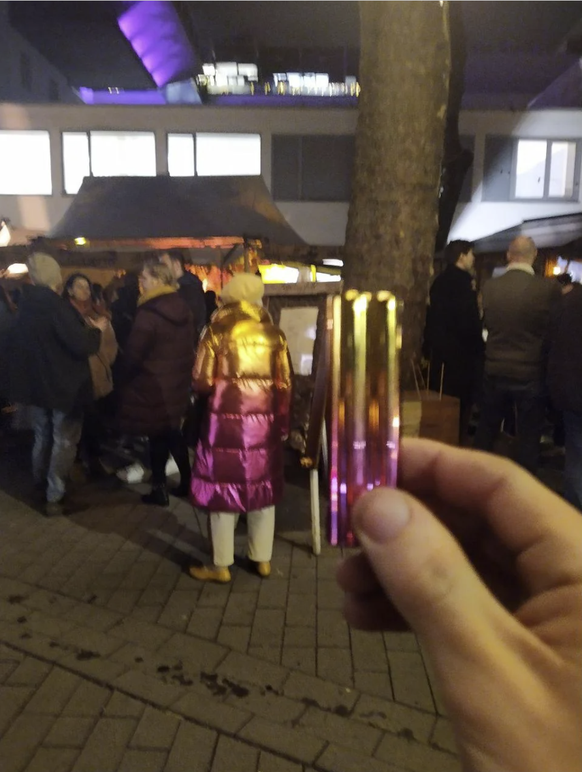 Leute, die ihre Umgebung angezogen haben (witzige Bilder)