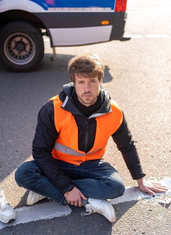 Environmental activist Joel Schmitt (24) is convinced that the last generation is doing well with their protests.