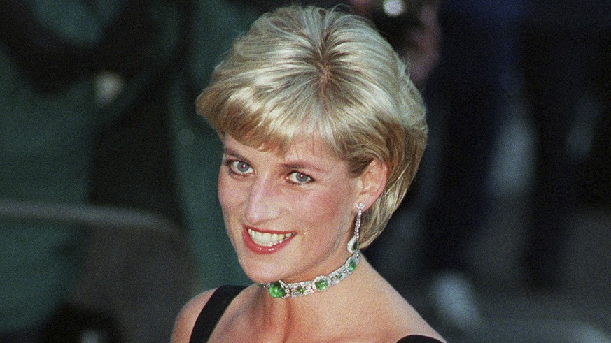 ZUM 20. TODESTAG VON PRINZESSIN DIANA AM DONNERSTAG, 31. AUGUST 2017, STELLEN WIR IHNEN FOLGENDES BILDMATERIAL ZUR VERFUEGUNG - Diana, Princess of Wales, smiles as she arrives at the Tate Gallery in L ...