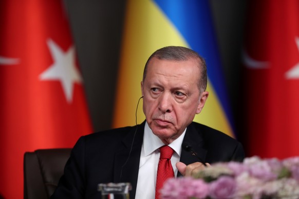 epa10733306 Turkish President Recep Tayyip Erdogan attends a joint press conference with Ukrainian President Zelensky after their meeting in Istanbul, Turkey, July 7, 2023. EPA/TOLGA BO ...