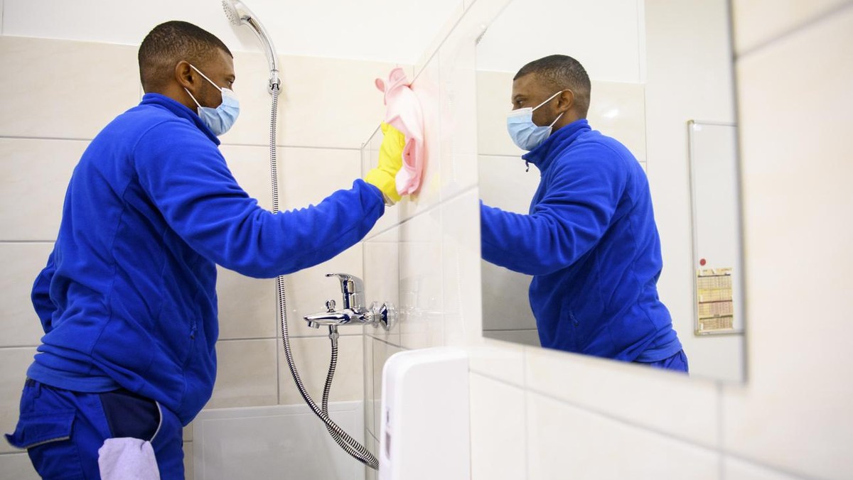 Un requerant d'asile effectue une tache de nettoyage dans une salle de bain lors d'une formation d'emploi au metier d' agent de proprete au centre de formation de l'Etablissem ...