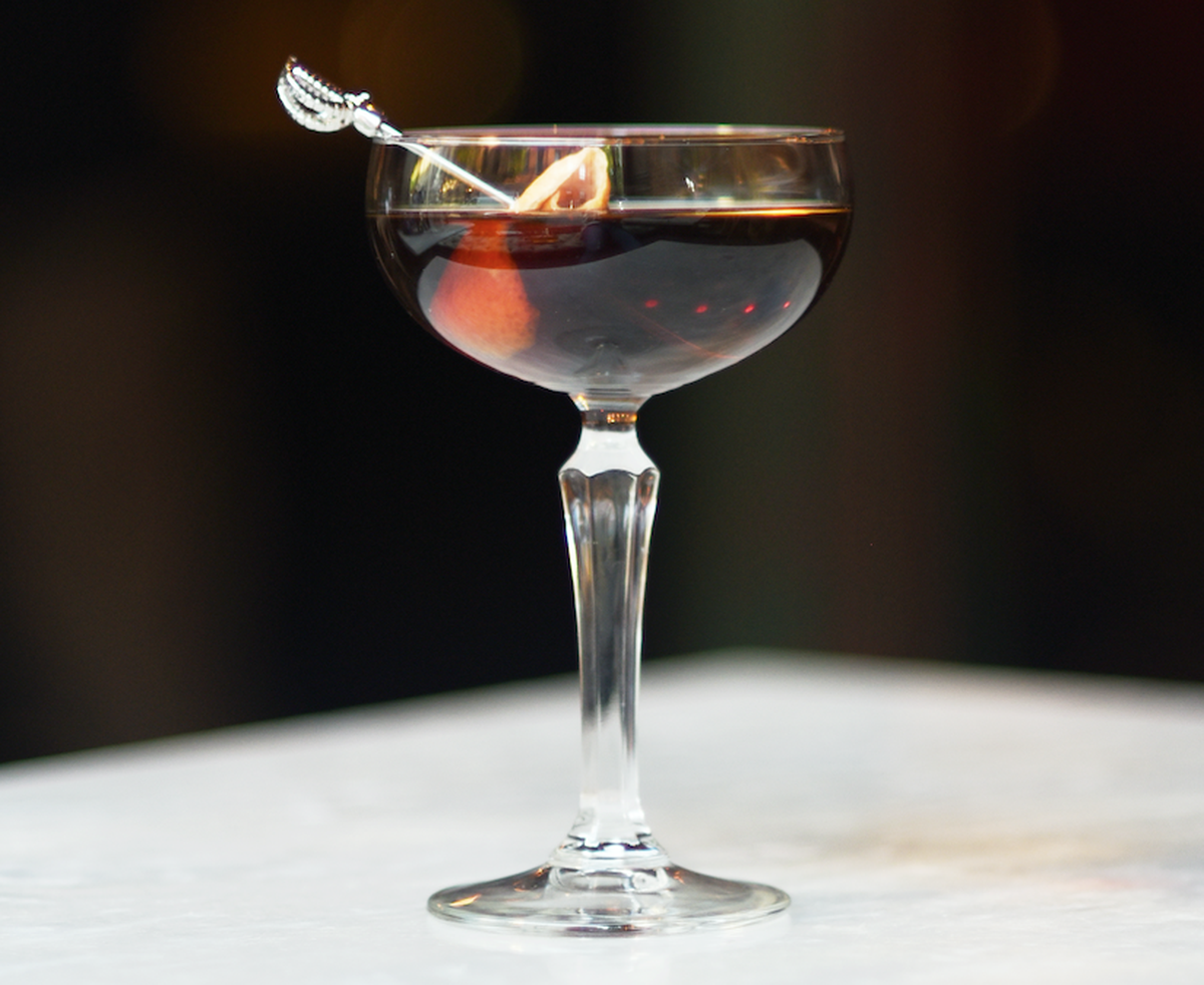the red roy irish whskey trinken drinks cocktail alkohol irland https://hips.hearstapps.com/hmg-prod.s3.amazonaws.com/images/screen-shot-2019-01-28-at-4-27-15-pm-1548710184.png?crop=1xw:1xh;center,top ...