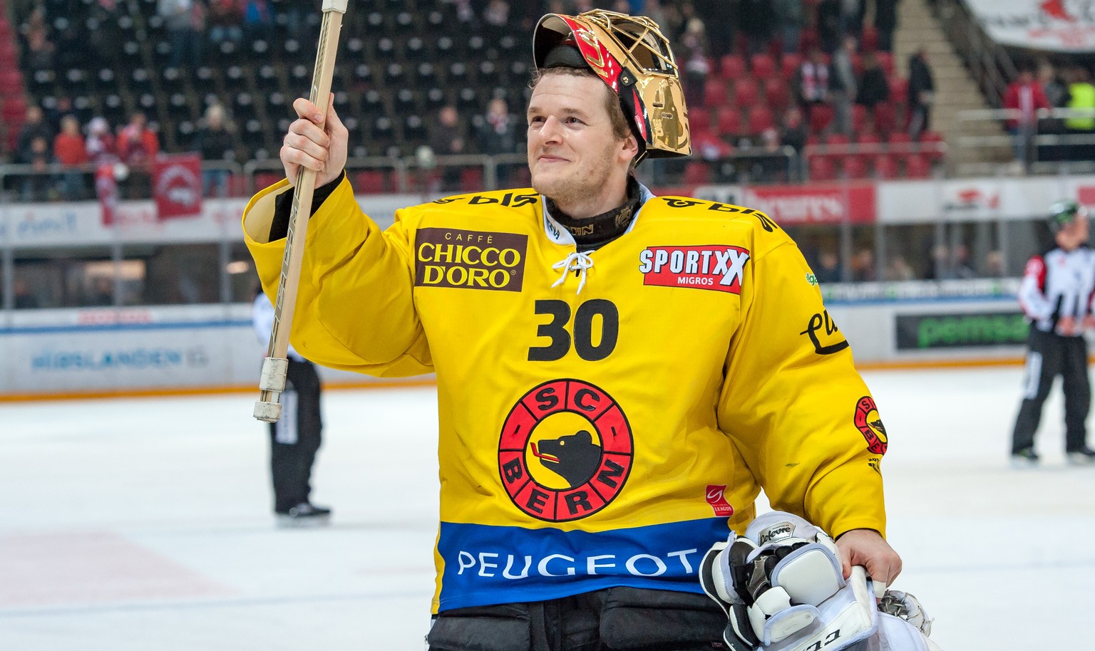 Joie de le gardien bernois Leonardo Genoni apres le match, lors de la rencontre du championnat suisse de hockey sur glace de National League, LNA, entre le Lausanne Hockey Club, LHC, et le SC Bern ce  ...