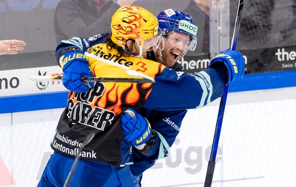 HC Davos&#039; Joakim Nordstroem, rechts, und PostFinance Top Scorer Matej Stransky bejubeln das Tor zum 4:5 im Eishockey Qualifikationsspiel der National League zwischen dem EV Zug und dem HC Davos a ...