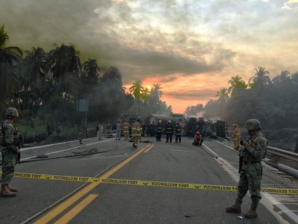 epa05906366 Mexican rescue personel examine the wreakage of two vehicles after a head-on collision on a highway near Feliciano in the southern state of Guerrero, Mexico, 13 April 2017. At least 14 peo ...