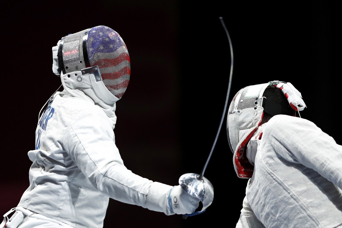 epa09360989 Daryl Homer (L) of the USA in action against Mohamed Amer of Egypr in the men's Sabre individual round of 32 during the Fencing events of the Tokyo 2020 Olympic Games at the Makuhari  ...