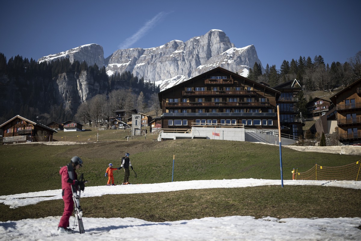 Skifahrer auf den letzten Metern der Piste der Sportbahnen Braunwald, am Sonntag, 2. Maerz 2025, in Braunwald. (KEYSTONE/Gian Ehrenzeller)