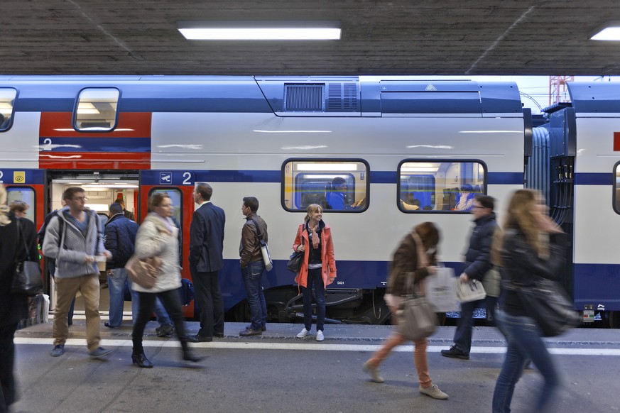 ZUR HEUTIGEN MEDIENKONFERENZ DER SBB UEBER DIE ZIELVEREINBARUNGEN 2016-2021 FUER DIE ZUERCHER S-BAHN, STELLEN WIR IHNEN AM DIENSTAG, 13. SEPTEMBER 2016, FOLGENDES ARCHIVBILD ZUR VERFUEGUNG - Pendler a ...