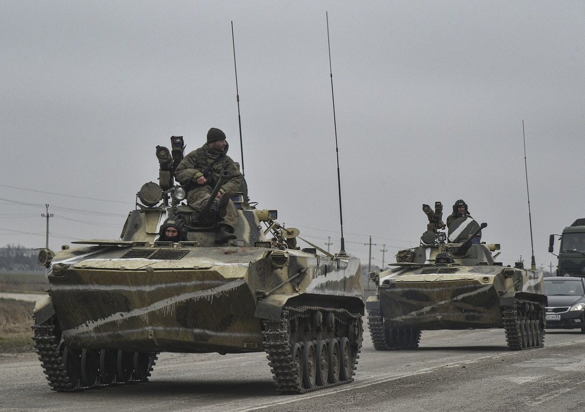 Des troupes russes entrent en Ukraine depuis la Crimée, un jour après le début de l'invasion.