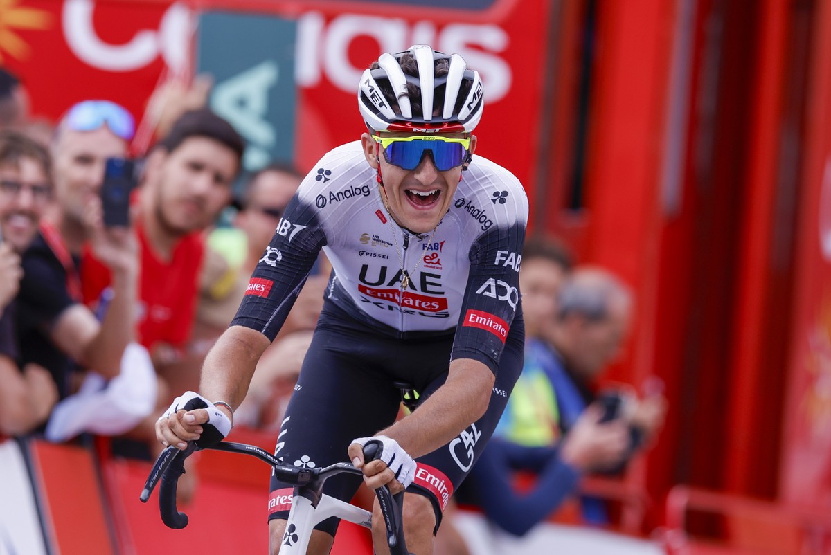epa12357852 Spanish rider Marc Soler of UAE Team wins the 14th stage of the Spanish Cycling Vuelta in Farrapona Heights, Somiedo, Asturias, Spain, 06 September 2025. The 14th stage is a 135,9km-long r ...