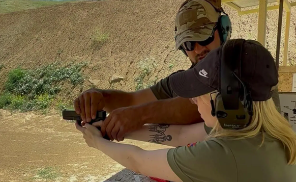 Ausbilder Areg erklärt einer Touristin in Armenien die korrekte Haltung einer Pistole.