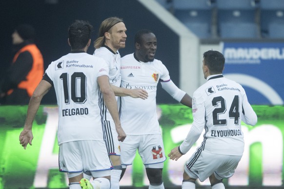 Die Basler mit Seydou Doumbia, 3. von links, feiern das 0:1 fuer Basel beim Fussball Meisterschaftsspiel der Super League zwischen dem FC Luzern und dem FC Basel vom Freitag 28. April 2017 in Luzern.  ...