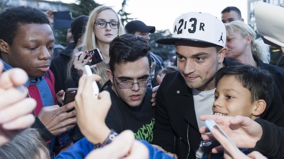 epa05860507 Swiss national soccer player Xherdan Shaqiri (2-R) poses for photos as arrives at the Royal Hotel Savoy, in Lausanne, Switzerland, Monday, March 20, 2017. Switzerland will face Latvia in a ...