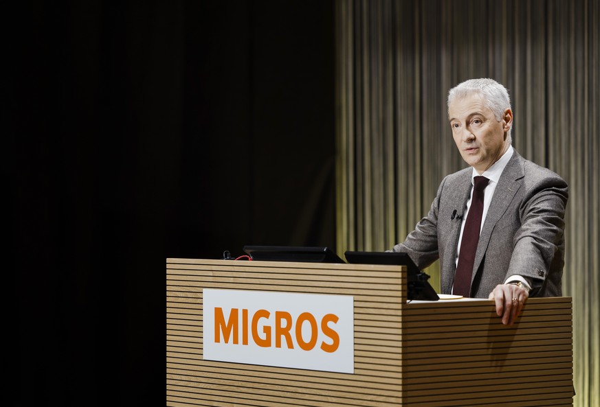 ARCHIVBILD ZUR RUECKTRITT VON FABRICE ZUMBRUNNEN IM APRIL --- Migros CEO Fabrice Zumbrunnen spricht an der Bilanzmedienkonferenz der Migros am Dienstag, 29. Maerz 2022 in Zuerich. (KEYSTONE/Michael Bu ...