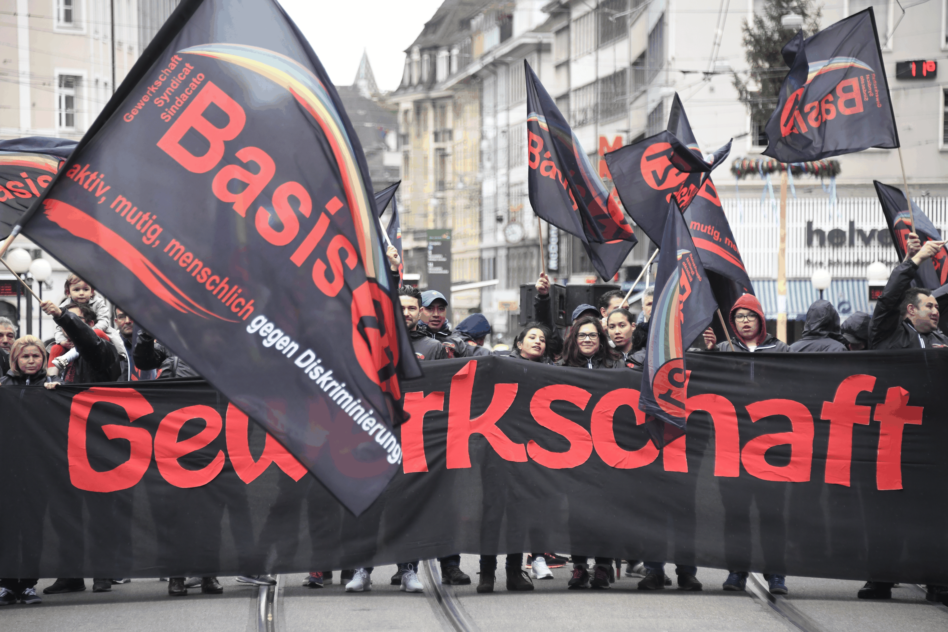 Ein Demonstrationszug bewegt sich durch Basel, am Dienstag, 1. Mai 2018, am Tag der Arbeit. (KEYSTONE/Georgios Kefalas)