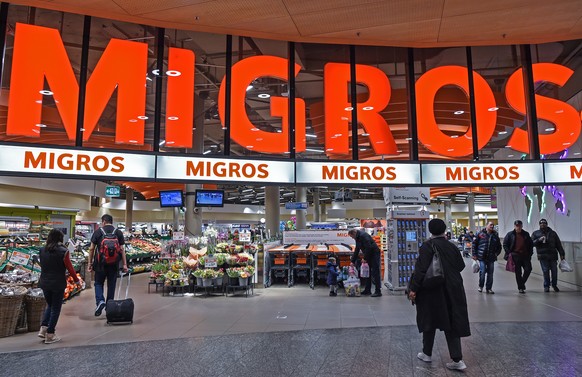 ARCHIVBILD ZUM UMSATZ DER MIGROS IM GESCHAEFTSJAHR 2021, AM DIENSTAG, 18. JANUAR 2022 - Das Migros Logo beim Ladeneingang, fotografiert am Samstag, 17. Februar 2018, am Flughafen Zuerich. (KEYSTONE/Me ...