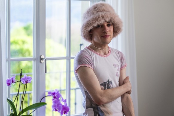 Nemo anlaesslich der Feier zum 50-Jahres-ESC-Sieg von Abba, am Donnerstag, 18. April 2024, in der Schwedischen Botschaft in Bern. Nemo vertritt mit dem Song ?The Code? die Schweiz am Eurovision Song C ...