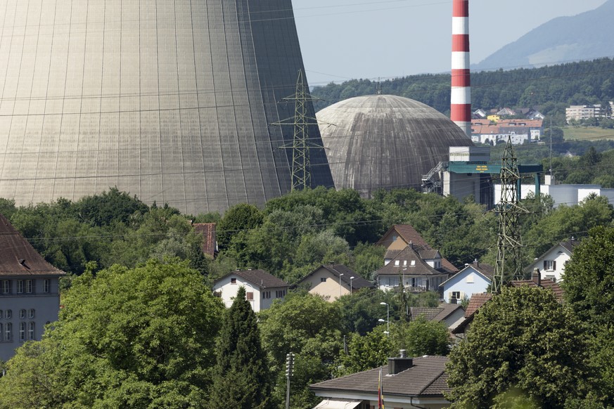 ARCHIV - ZUR STUDIE UEBER DIE KOSTEN FUER DIE STILLLEGUNG DER SCHWEIZER AKW, AM DONNERSTAG, 21. DEZEMBER 2017, ERHALTEN SIE FOLGENDE ARCHIVBILDER ---- The Goesgen nuclear power plant cooling tower and ...