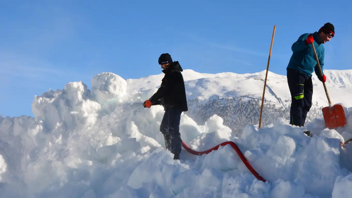 Les travailleurs s'attachent à imbiber la neige d'eau.