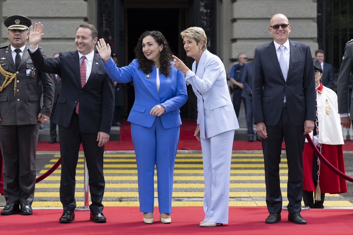 Swiss Federal President Karin Keller Sutter, 2nd right, her husband Morten Keller, right, Vjosa Osmani Sadriu, President of the Republic of Kosovo, 2nd left, and her husband Prindon Sadriu, left, reac ...