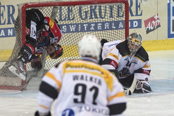 Fribourgs John Fritsche fliegt ins Tor, der Puck aber nicht.