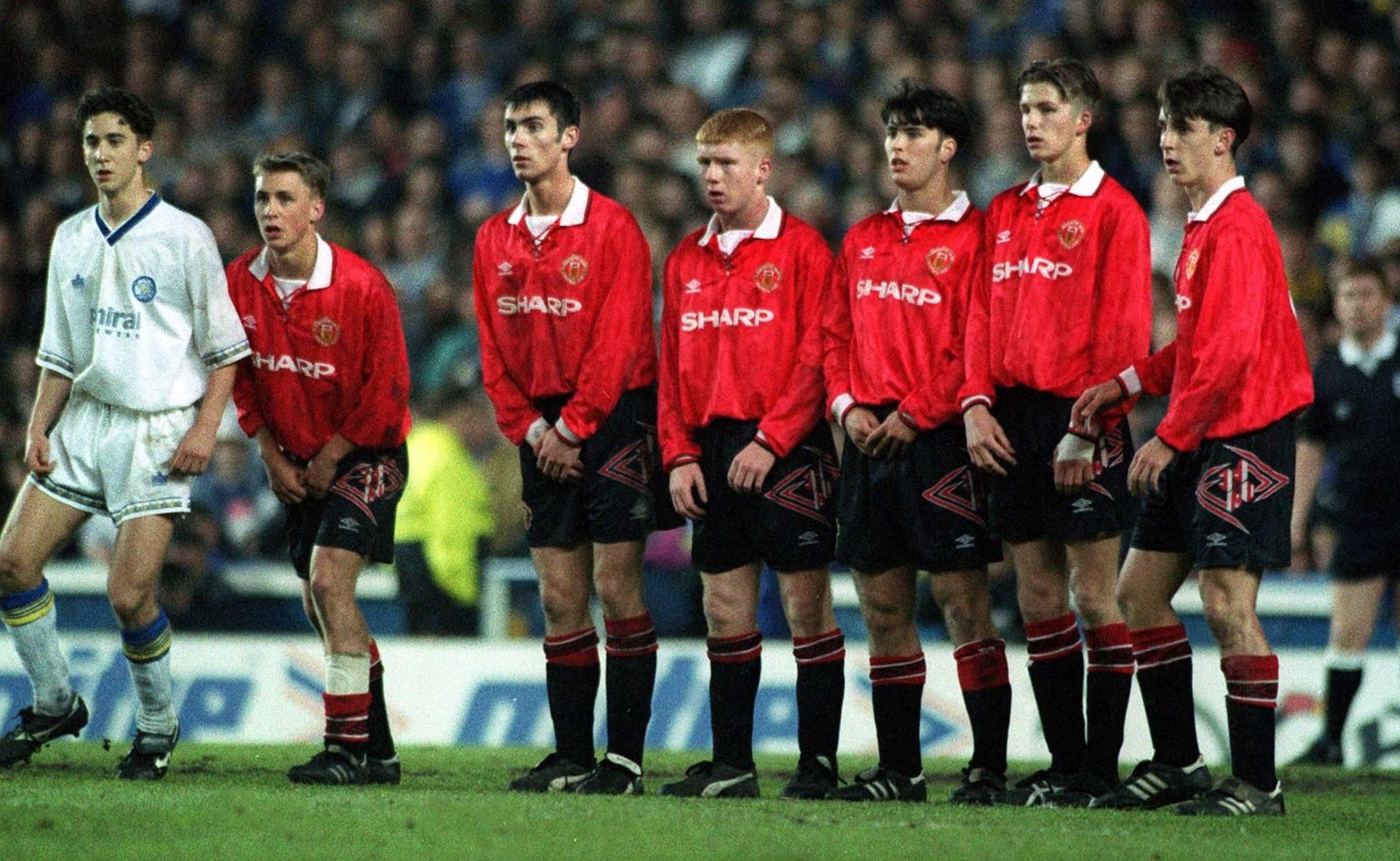 Bildnummer: 07874421 Datum: 13.05.1993 Copyright: imago/Colorsport
Manchester United Wall. L to R. Matthew Smithard (Leeds) Richard Irving, Gary Gillespie, Paul Scholes, Ben Thornley, David Beckham, G ...