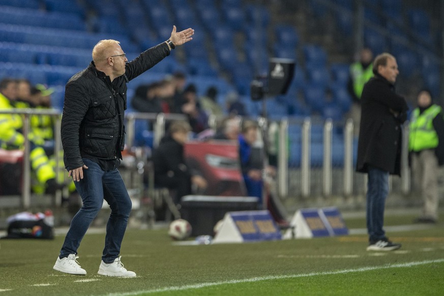 Die Trainer von Basel, Heiko Vogel, links, und Alain Geiger, rechts, von Servette beim Super League Meisterschaftsspiel zwischen dem FC Basel und dem Servette FC vom Sonntag, 19. Februar 2023 in Basel ...