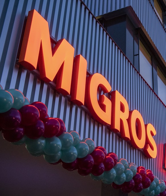 Das Migros und Denner Logo anlaesslich der Wiedereroeffnung des Hertizentrums mit 17 Geschaeften, am Donnerstag, 15. Oktober 2020, in Zug. Im Kanton Zug besteht seit letzten Samstag eine Maskenpflicht ...