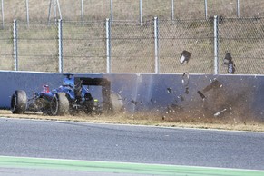 Schock-Moment auf dem Circuit de Catalunya. Fernando Alonso kracht in die Mauer.&nbsp;