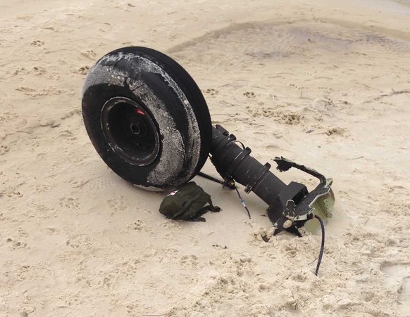 Ein Rad, das am Strand gefunden wurde&nbsp;– es dürfte vom abgestürzten Helikopter stammen.