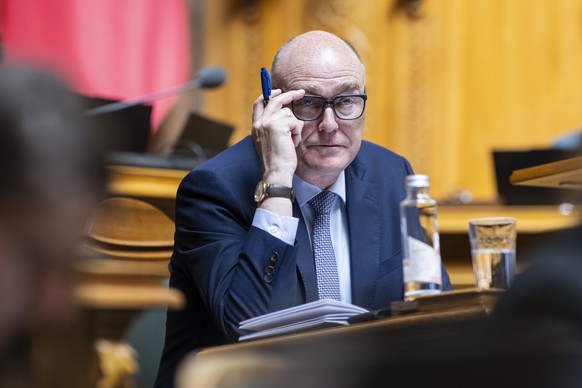 Bundesrat Martin Pfister, der seinen rekonvaleszenten Kollegen Albert Roesti vertritt, hoert einem Votum zu, an der Sondersession des Nationalrates, am Donnerstag, 30. April 2026 im Nationalrat in Ber ...
