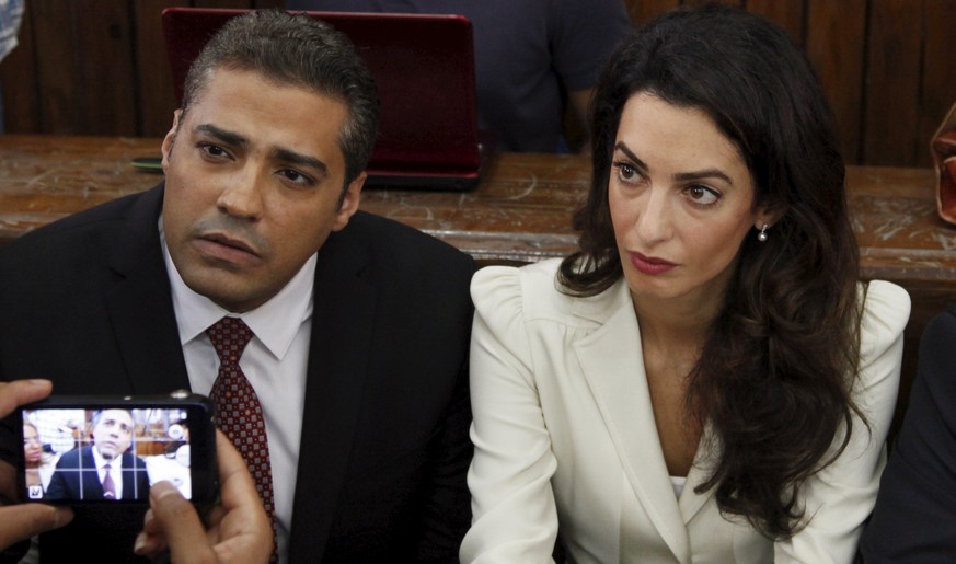 Al-Dschasira-Journalist Mohamed Fahmy mit seiner Anwältin Amal Clooney (ja, die Ehefrau von dem Clooney) vor Gericht in Kairo.