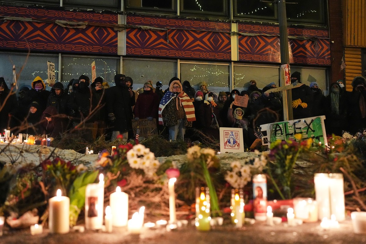 KEYPIX - People gather during a vigil for 37-year-old Alex Pretti, who was fatally shot by a U.S. Border Patrol officer earlier in the day, Saturday, Jan. 24, 2026, in Minneapolis. (AP Photo/Adam Gray ...