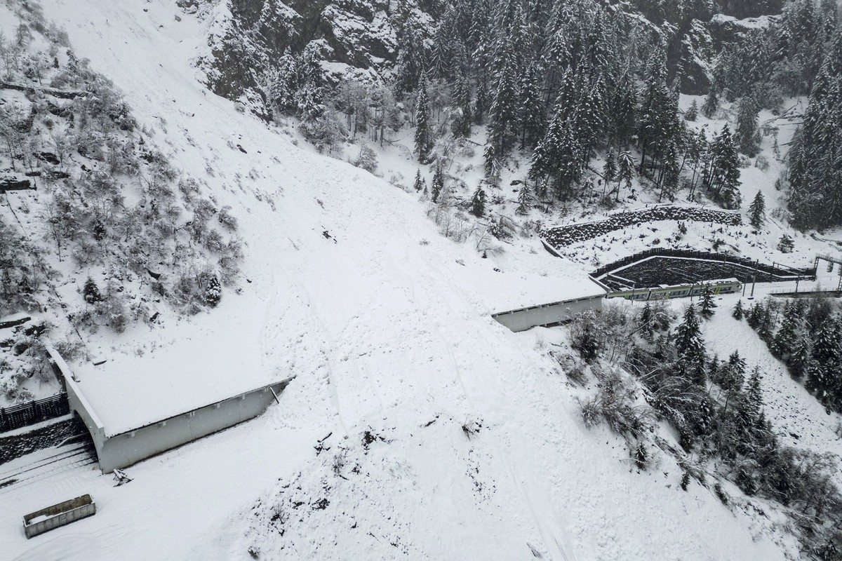 KEYPIX - A BLS passenger train derailed at the Stockgalerie tunnel between Goppenstein and Hohtenn, and 30 people were evacuated. The railway line between Goppenstein and Brig is closed. (KEYSTONE/Jul ...