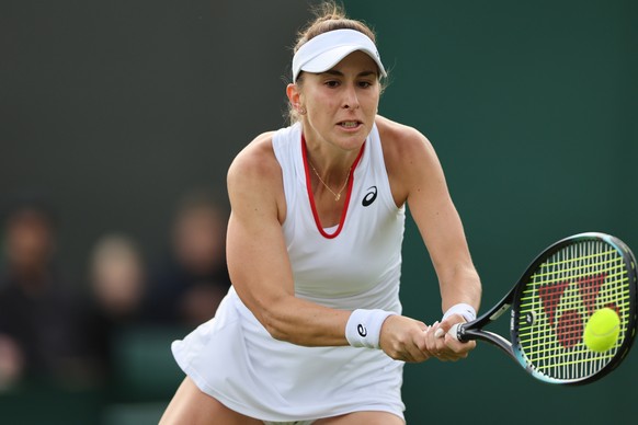 epa10724475 Belinda Bencic of Switzerland plays Katie Swan of Britain in their 1st round match at the Wimbledon Championships, Wimbledon, Britain, 03 July 2023 EPA/TOLGA AKMEN EDITORIAL USE ONLY