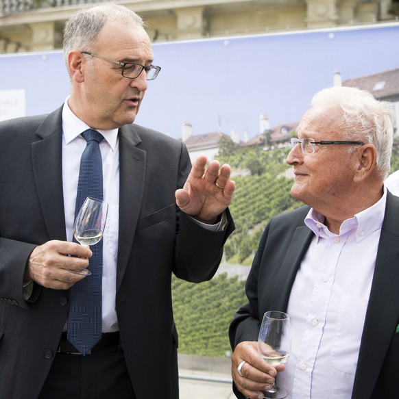 Bundesrat Guy Parmelin, links, spricht mit Pierre Keller, Praesident der Vereinigung der Waadtlaender Weine, umgeben von Chasselas-Rebenpflanzen auf dem Bundesplatz in Bern, am Mittwoch, 14. September ...