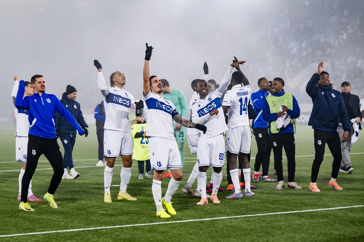 epa12601985 FC Lausanne-Sport's players celebrate the victory with fans after the UEFA Conference League match between FC Lausanne-Sport and ACF Fiorentina at the stade de la Tuiliere stadiu, in  ...