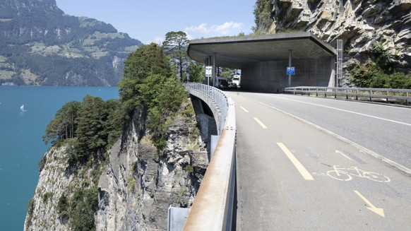 Die Axenstrasse ist Teil der A4 und verbindet am rechten Ufer des Vierwaldst