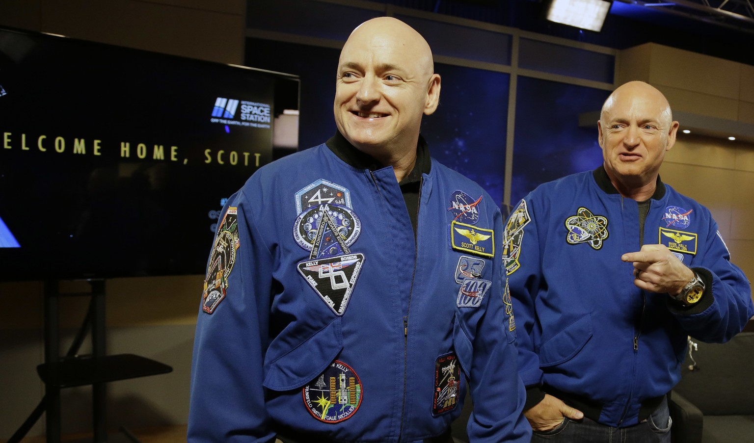 Das gab es noch nie: Eineiige Astronauten. Scott (l.) und Mark Kelly waren beide schon im All. Für die Zwillingsstudie blieb Mark auf der Erde, während Scott auf der ISS war. 