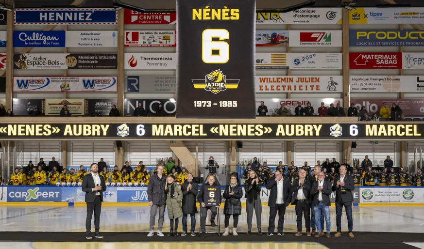 Das Trikot der Klublegende Marcel Nenes Aubry, Mitte sitzend, mit der Nummer 6 wird an die Decke gehoben vor dem Qualifikationsspiel der Eishockey National League zwischen dem HC Ajoie und dem SC Bern ...
