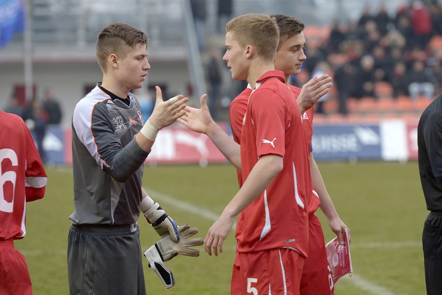 Swiss goalie Fabian Fellmann, left, shakes hands with teammate Nico Elvedi moments ahead of their UEFA European U-17 Championship Elite Round match, Switzerland against the Czech Republic, in Solothur ...