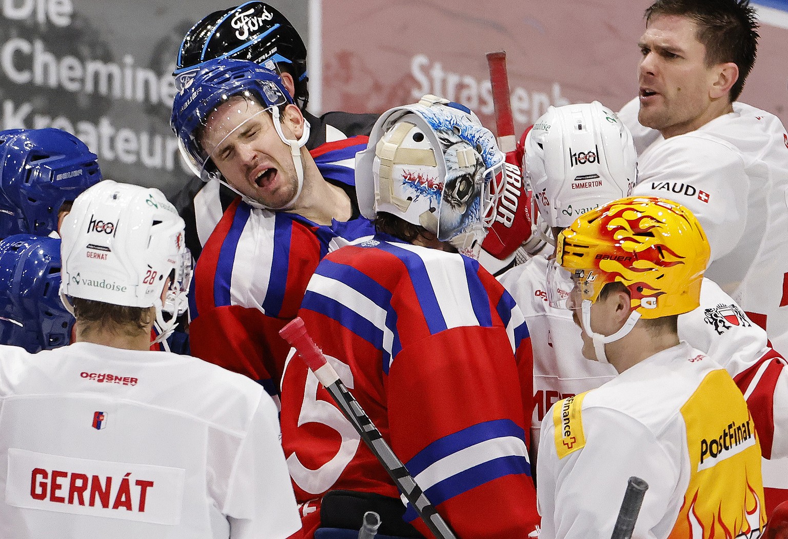 Zuerichs und Lausannes Spieler rangeln im Eishockeyspiel der National League zwischen den ZSC Lions und dem Lausanne HC, LHC, im Zuercher Hallenstadion, am Sonntag, 21. November 2021 in Zuerich. (KEYS ...