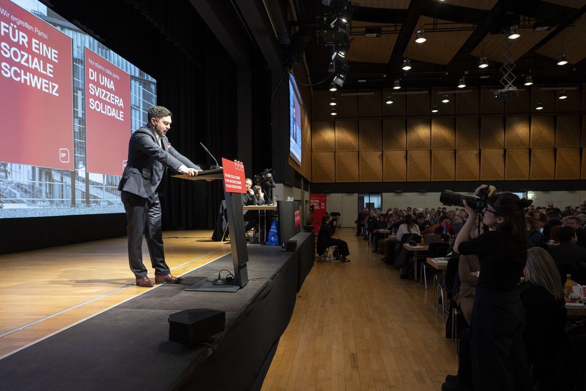 Co-Praesident und Nationalrat Cedric Wermuth, SP-AG, spricht am Parteitag der SP Schweiz, am Samstag, 22. Februar 2025, in Brig. (KEYSTONE/Peter Schneider)