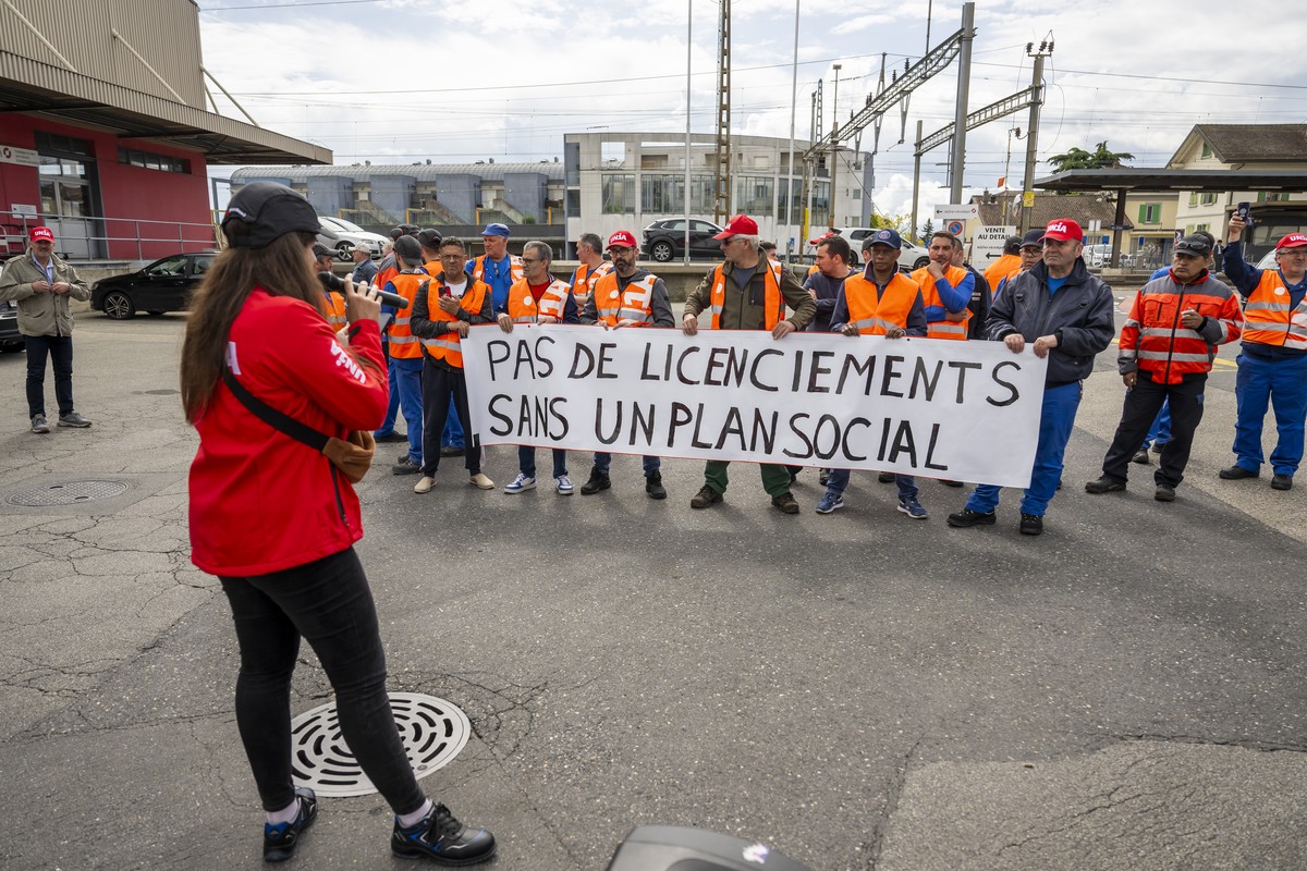 Les salaries de l'entreprise Vetropack manifestent pour demander aucun licenciement avant la fin des negociations du plan social, lors d'une action avec les syndicats Unia et Syna sur le sit ...