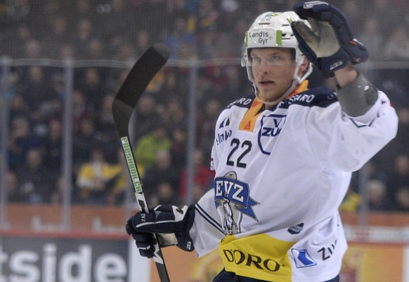 Zugs Torschuetze Santeri Alatalo jubelt zum 1:1, im ersten Eishockey Playoff-Finalspiel der National League zwischen dem SC Bern und dem EV Zug, am 11. April 2019, in der PostFinance Arena in Bern. (K ...