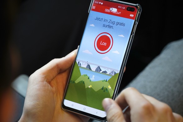 Die SBB FreeSurf App fotografiert waehrend eines Medientermins ueber den offiziellen Start des Technologietests fuer Gratis-Internet im Zug, am Dienstag, 28. Mai 2019 in Biel. Ab sofort koennen Reisen ...