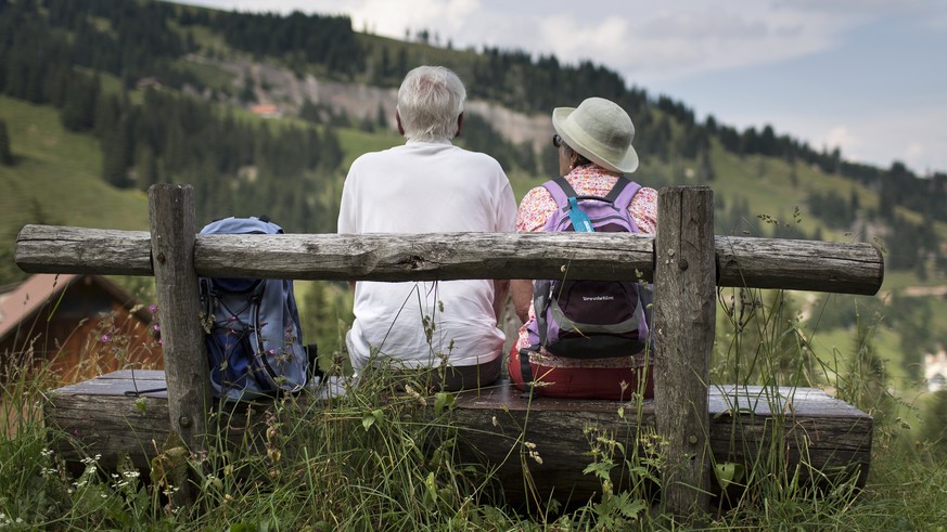 ZUR EIDGENOESSISCHEN ABSTIMMUNG FUER EINE STARKE AHV (AHVPLUS) VOM SONNTAG, 25. SEPTEMBER 2016, STELLEN WIR IHNEN FOLGENDES BILDMATERIAL ZUR VERFUEGUNG - Hikers sit on a bench and enjoy the panorama o ...